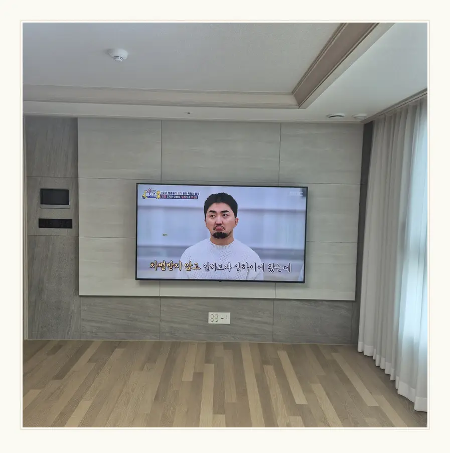 벽걸이TV 시공 참고 사진 3 — 고정형 브라켓 접근성 관련 정돈된 설치
