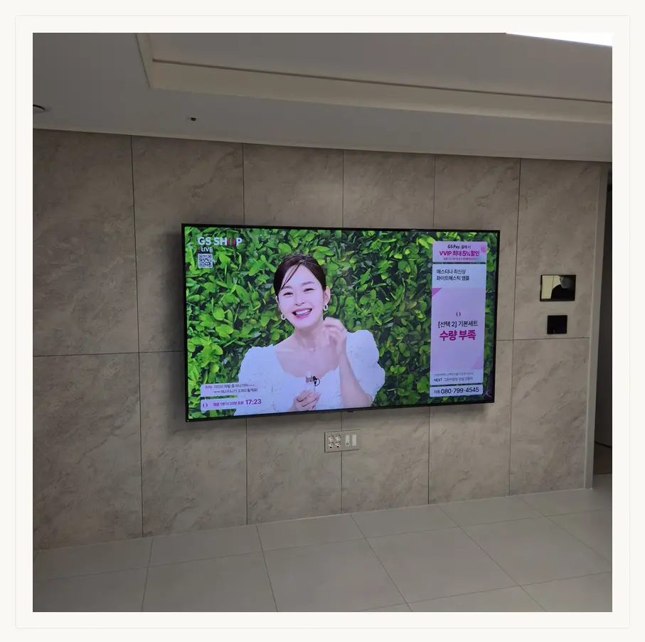 벽걸이TV 시공 참고 사진 3 — 보강 합판 두께 관련 정돈된 설치