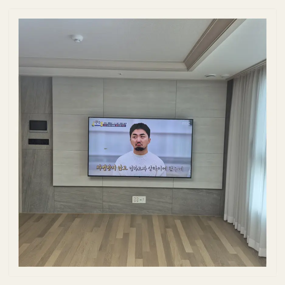 벽걸이TV 시공 참고 사진 3 — 고정형 브라켓 접근성 관련 정돈된 설치