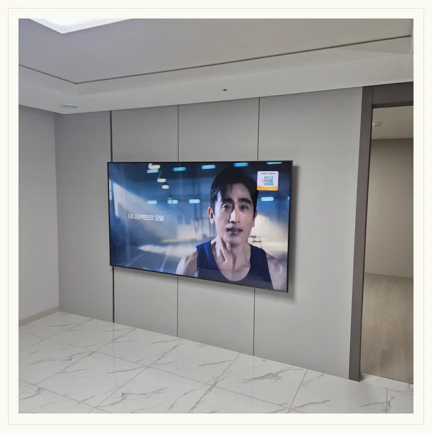 벽걸이TV 시공 참고 사진 2 — 벽지 손상 범위 관련 벽면 마감