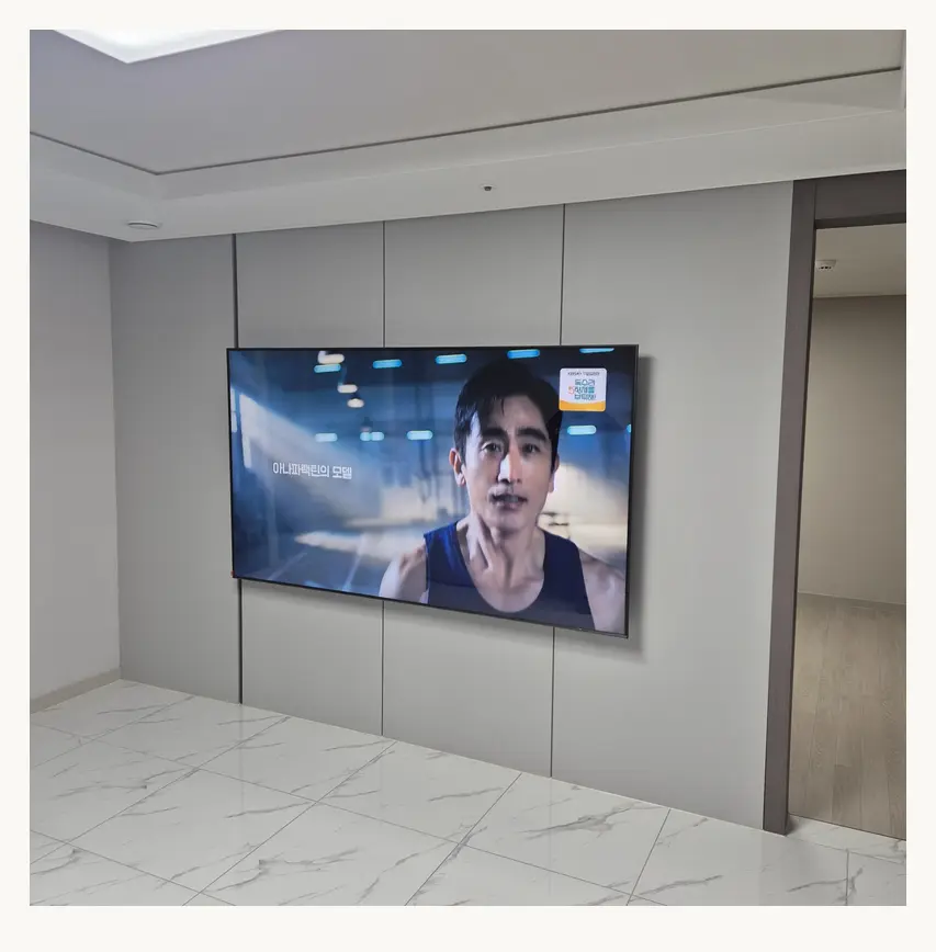 벽걸이TV 시공 참고 사진 3 — 사운드바 케이블 길이 관련 정돈된 설치