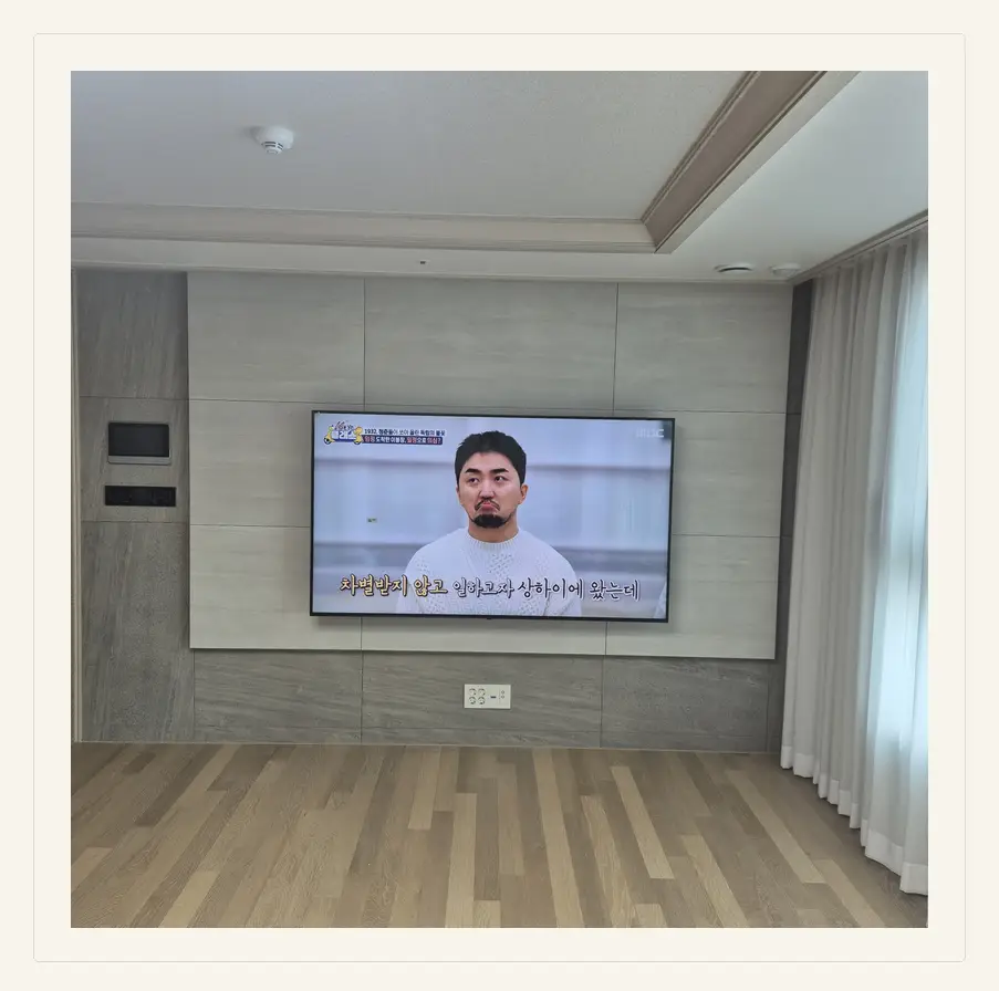 벽걸이TV 시공 참고 사진 3 — 브라켓 허용 하중 관련 정돈된 설치