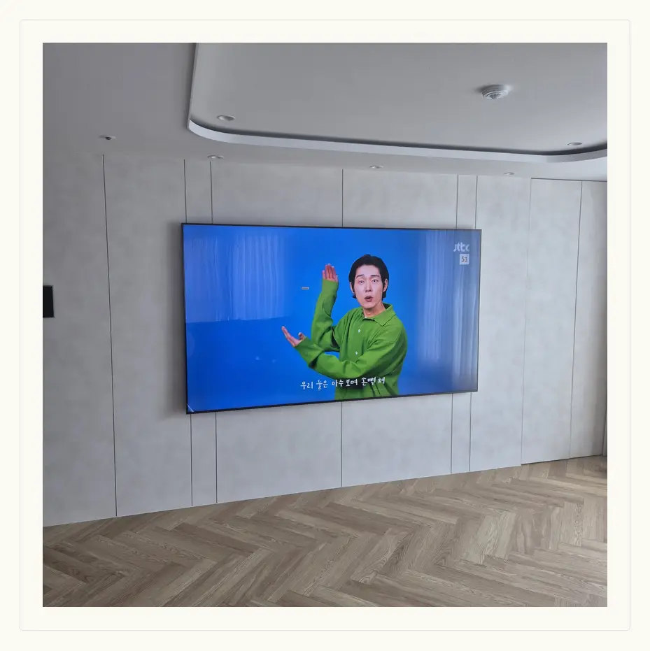 벽걸이TV 시공 참고 사진 3 — 벽면 수평 관련 정돈된 설치