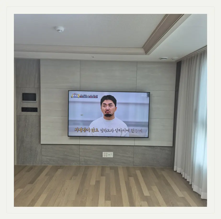 벽걸이TV 시공 참고 사진 2 — 브라켓 허용 하중 관련 벽면 마감
