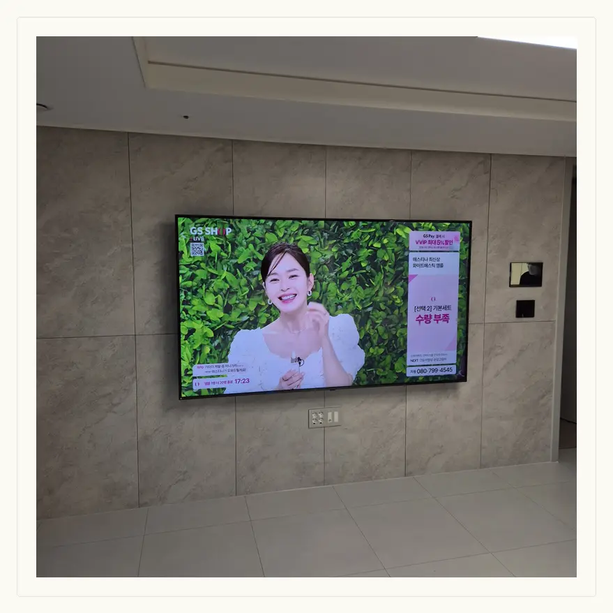 벽걸이TV 시공 참고 사진 3 — 벽지 손상 범위 관련 정돈된 설치