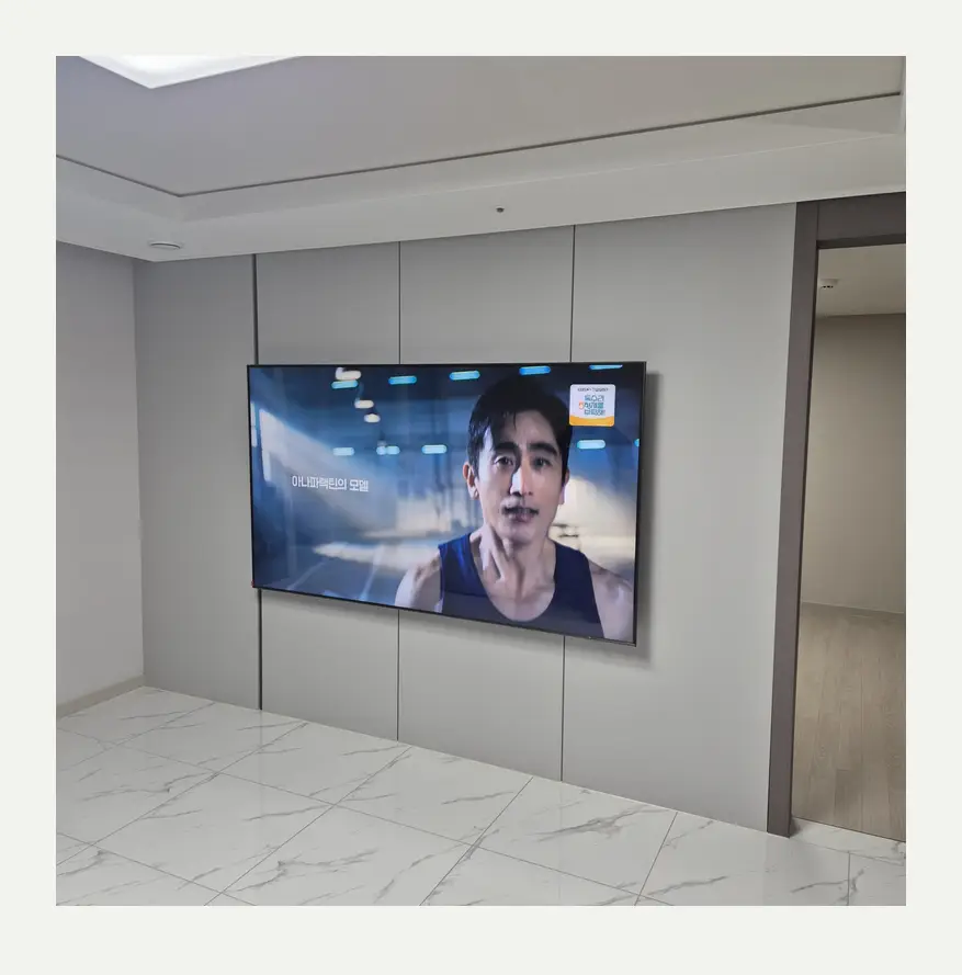 벽걸이TV 시공 참고 사진 3 — 타일 균열 상태 관련 정돈된 설치