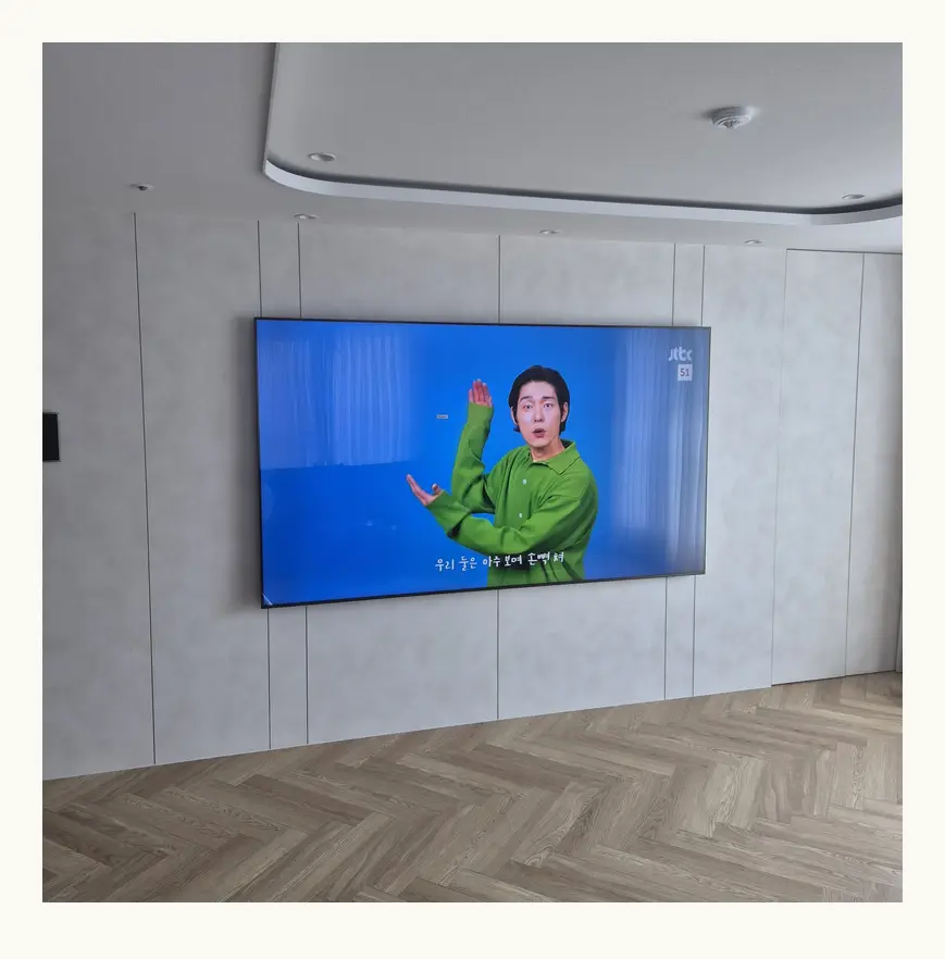 벽걸이TV 시공 참고 사진 3 — 공유기 통풍 관련 정돈된 설치