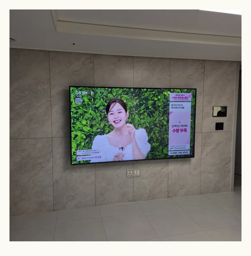 벽걸이TV 시공 참고 사진 3 — HDMI 커넥터 공간 관련 정돈된 설치