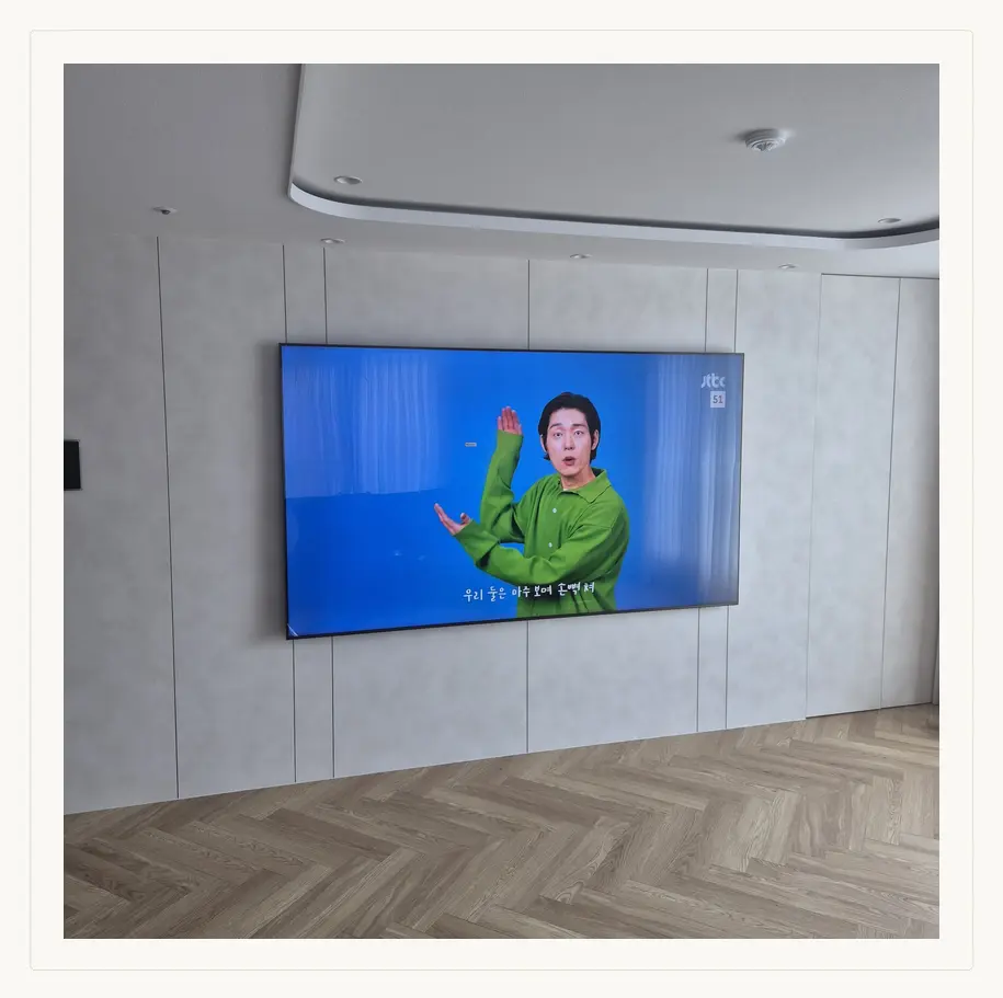 벽걸이TV 시공 참고 사진 2 — 후면 VESA 간격 관련 벽면 마감